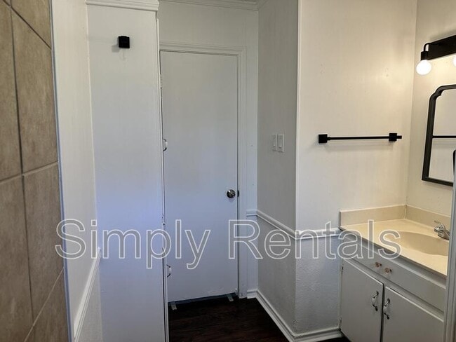 Building Photo - Poplar St 3211