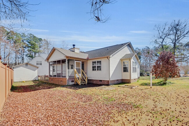 Building Photo - 705 E Hightree Ln