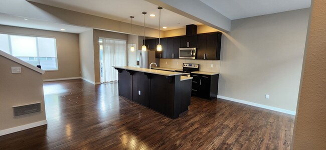 Building Photo - Spacious 3 bedroom Home MOVE-IN READY