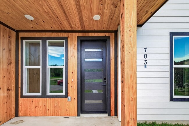 Building Photo - 703 Carol Lynn Dr