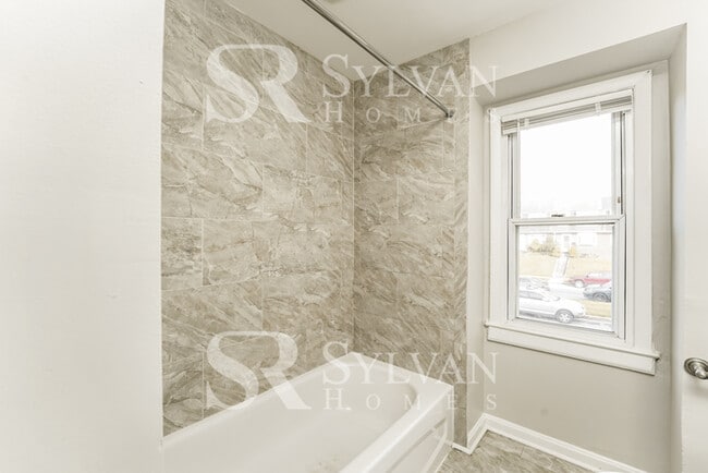 Building Photo - This inviting 4 bedroom 2 bathroom home is...