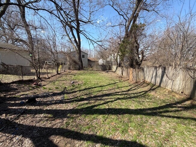 Building Photo - Charming 2-Bedroom Home with Secure Front Porch, Carport & Big Yard in Goodyear Heights