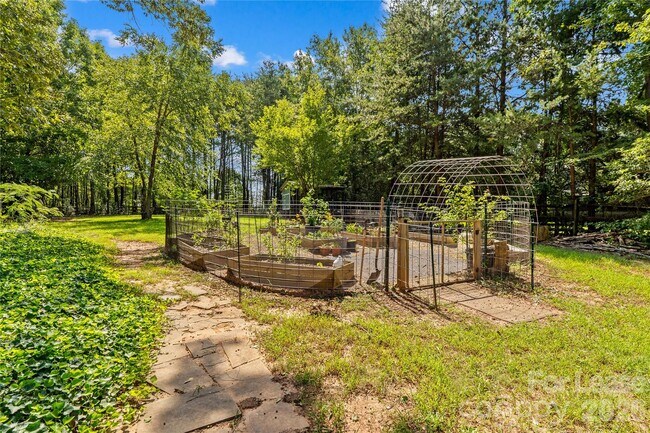 Building Photo - 5020 Fox Hollow Dr