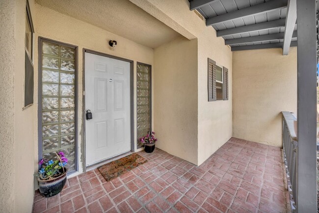 Building Photo - Stylish 4-Bed Mid-Century Home