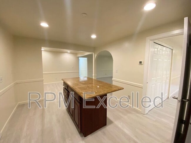 Building Photo - 3216 S 208th St