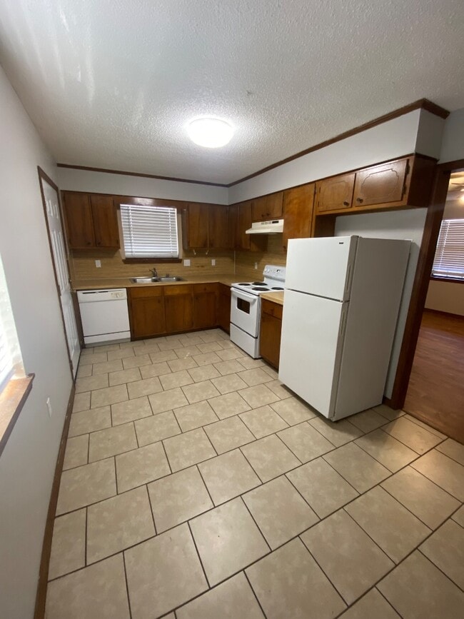 Building Photo - 1225 Woodside Dr