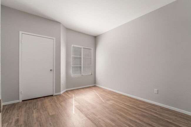 Building Photo - Amazing Remodeled Condo in guard gated Sed...