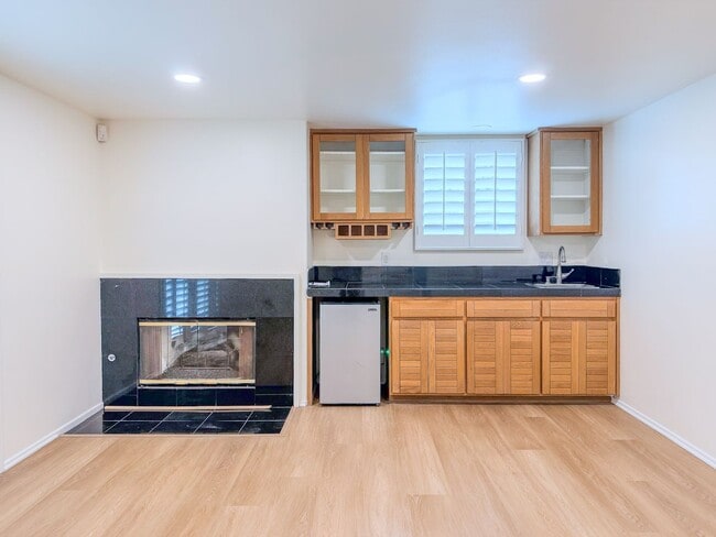 Building Photo - 3525 Sunset Ln