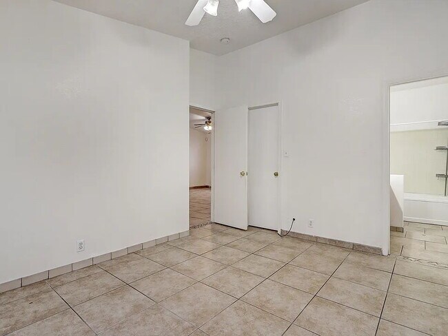 Building Photo - "Spacious 4-Bedroom Gem on Quartz Dr – Your Ideal Albuquerque Retreat!"