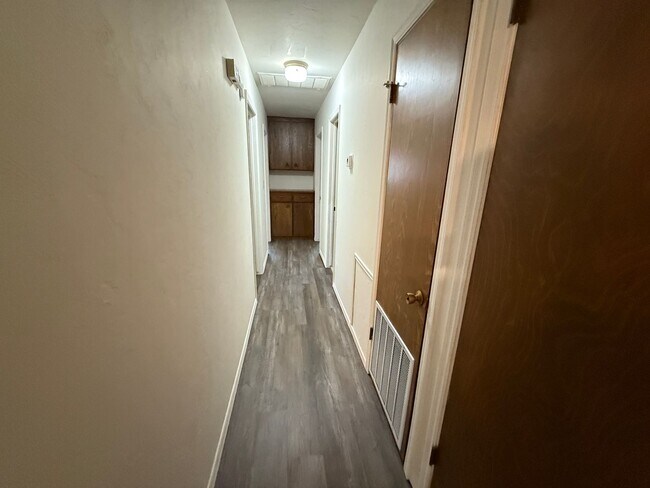 Building Photo - Three bedroom duplex with vinyl flooring. ...