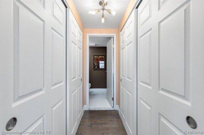 Building Photo - 250 E Harbortown Dr