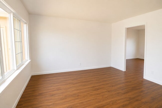 Building Photo - Spacious Student Rental Near Campus – HUGE DISCOUNT + ONE MONTH FREE!