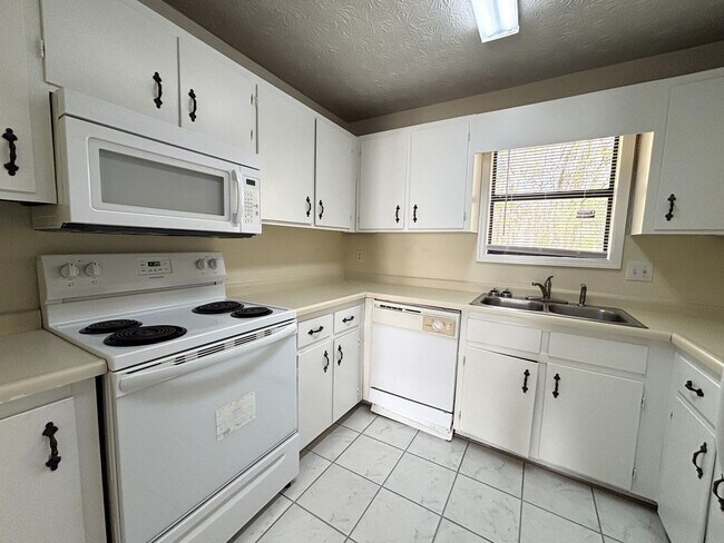 Building Photo - EAST PACES DR - 250/252