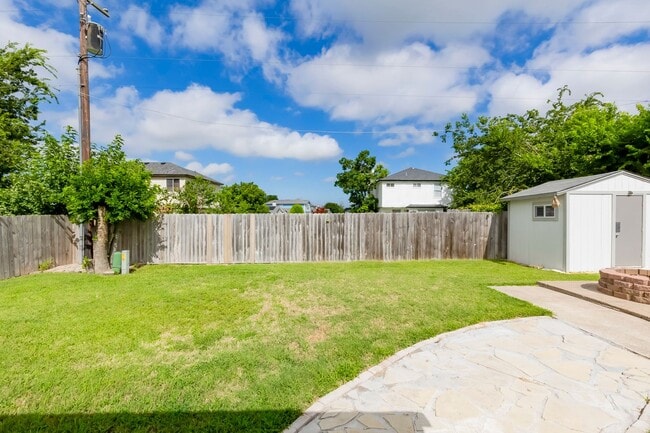 Building Photo - 2307 Traverse Dr