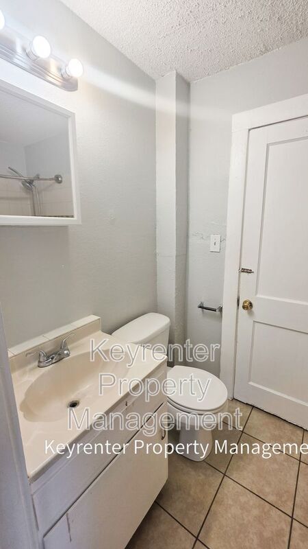 Building Photo - 926 S Logan Ave