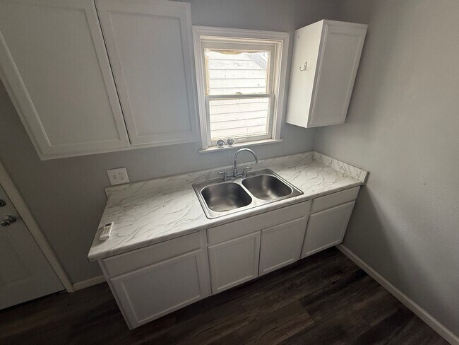 Building Photo - 1 Bedroom 1 bathroom house in North Lubbock!