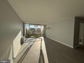 Building Photo - 4600 S Four Mile Run Dr