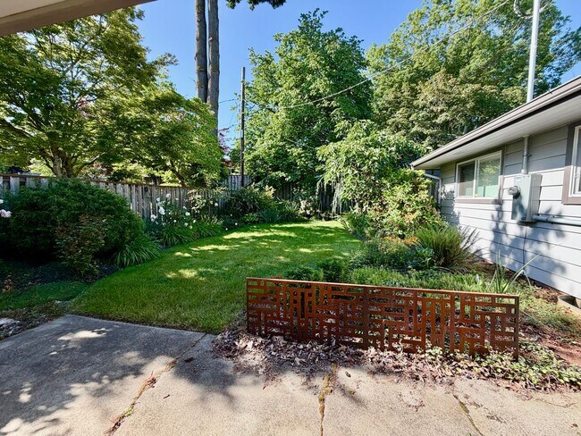 Building Photo - Spacious, Remodeled 5bd/3bath Cherry Park Home with Large Fenced Garden and Finished Basement