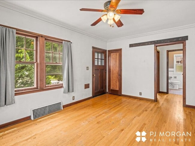 Building Photo - 2 bedroom, 1.5 Bathroom House Available Im...