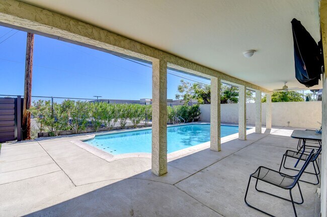 Building Photo - Paradise Palms – No neighbors behind you –...
