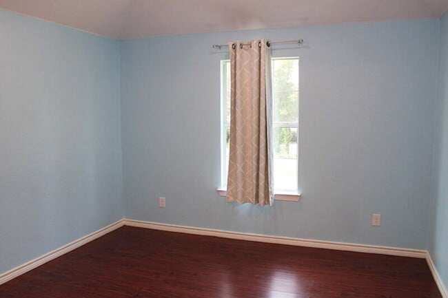 Building Photo - "Lovely 4-Bedroom Lakeside Retreat in Rock...