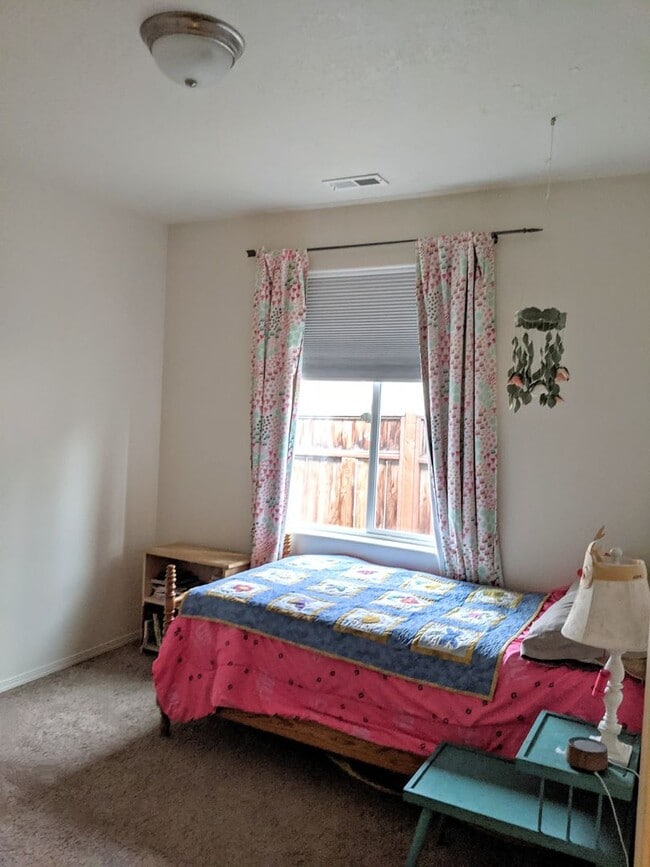 Building Photo - 3 Bed, 2 Bath Single Level Home in SE Bend...