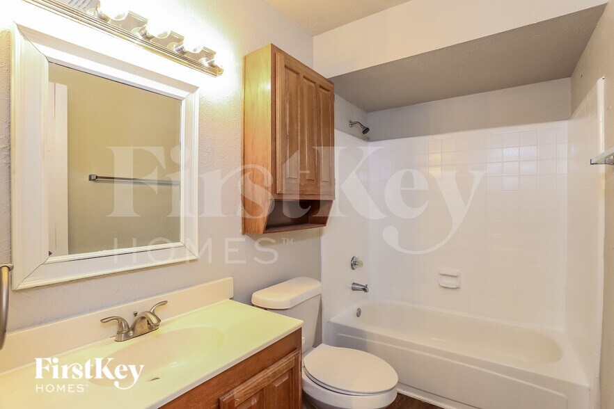 Building Photo - 2416 Sutton Dr