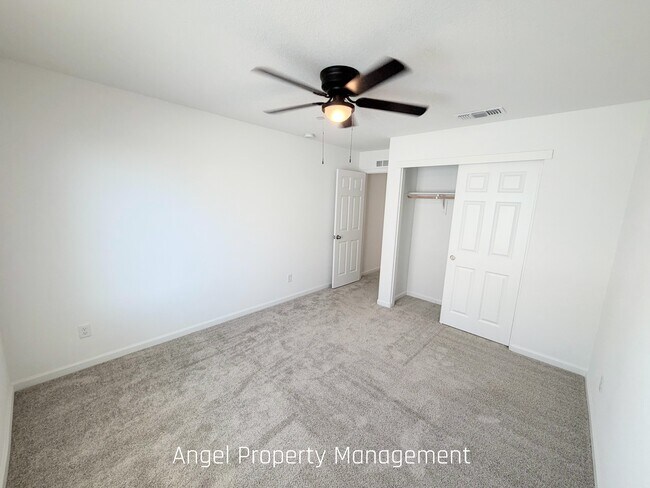 Building Photo - 425 Fuchsia Ct