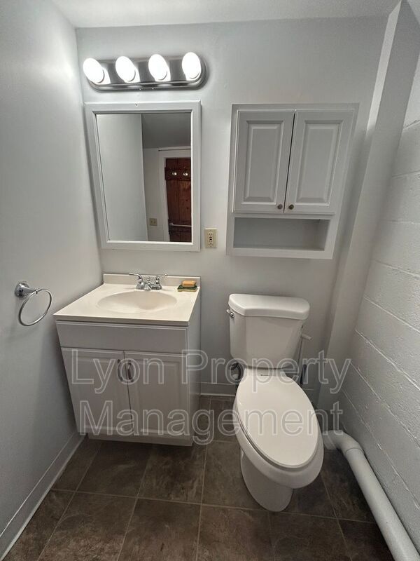 Building Photo - 1495 Ten Rod Rd