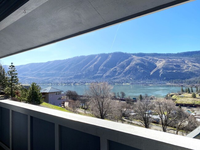 Building Photo - Quiet Duplex Overlooking the River