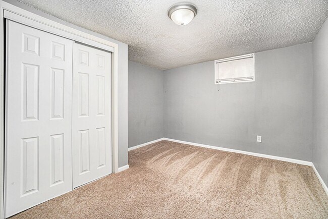 Building Photo - WOW! 4 BR, 1 BA: Move-In Ready!