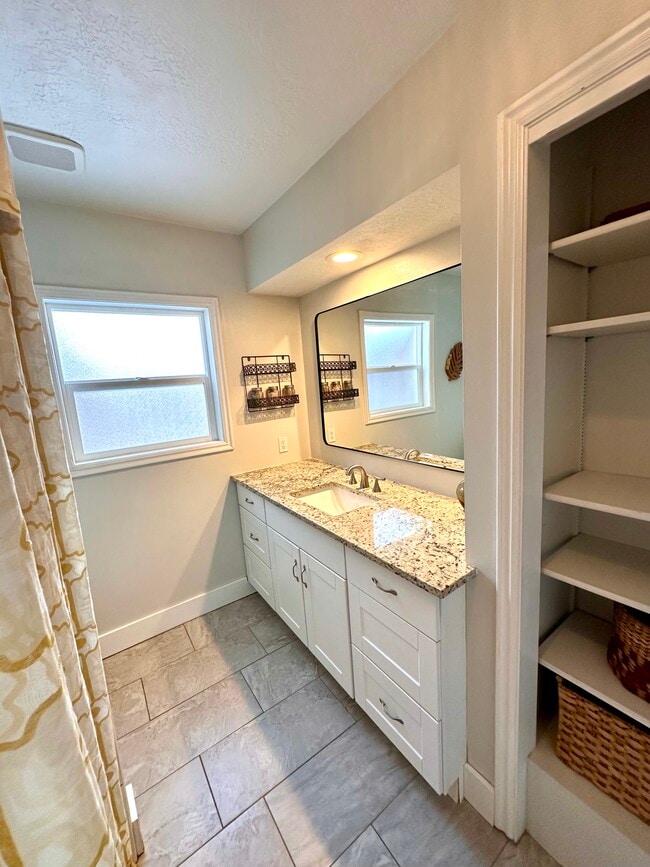 Building Photo - 2560 Fillmore Ave