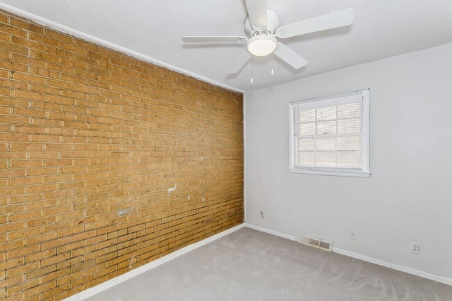 Building Photo - Roomy 2 Bedroom With Basement
