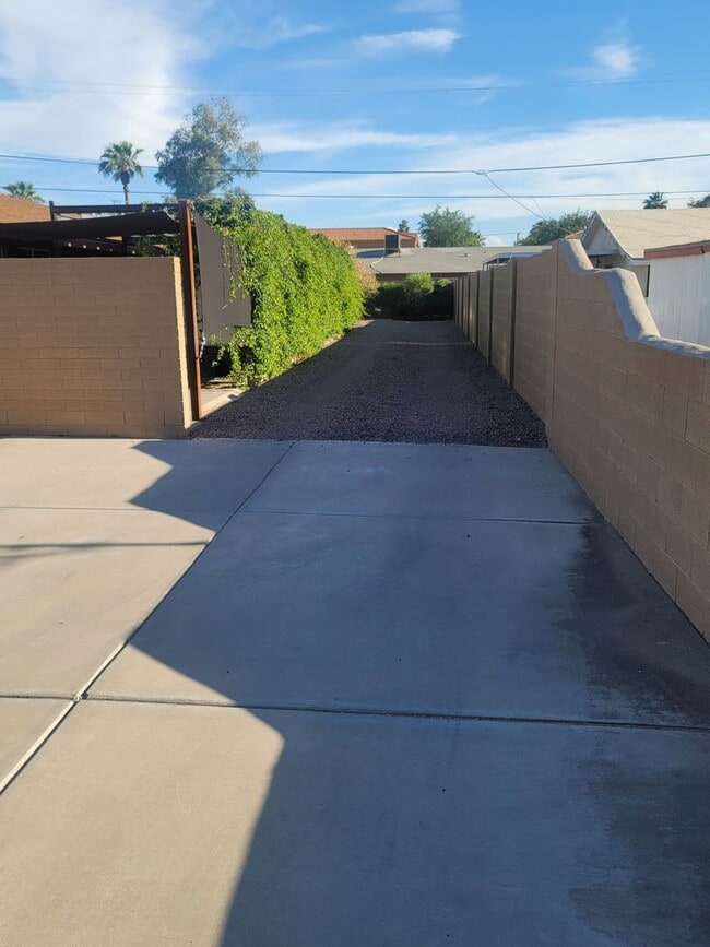 Building Photo - 4819 E Cambridge Ave