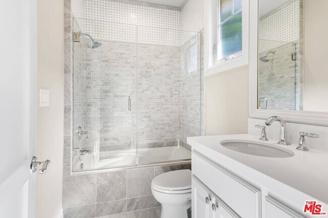 Building Photo - 209 25th St