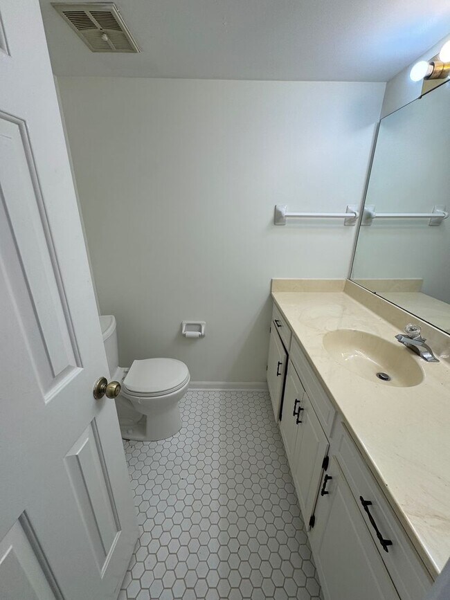 Building Photo - 834 Brentwood Pointe