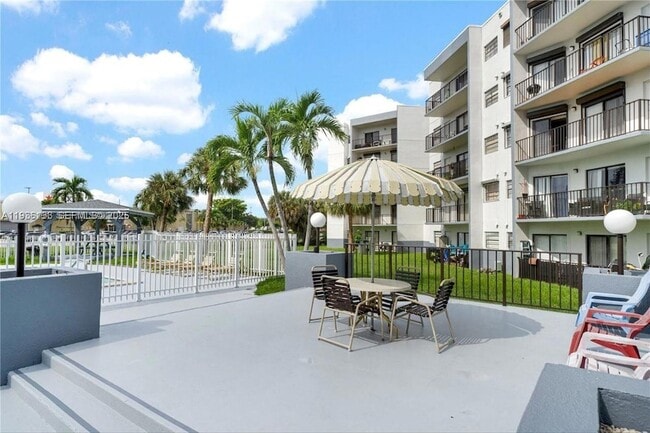 Building Photo - 1820 W 53rd St