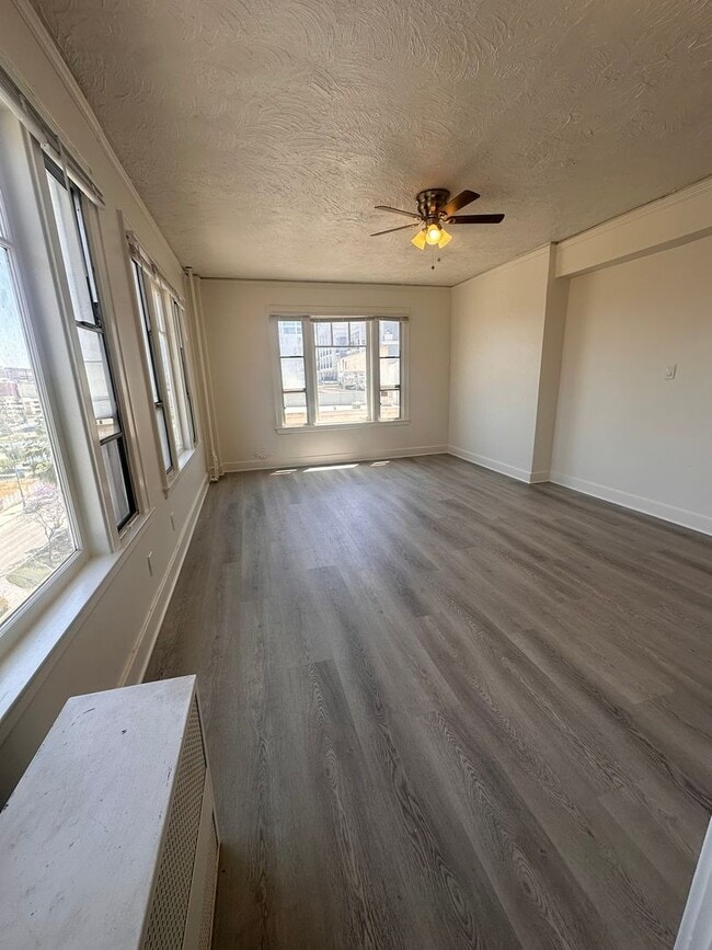 Building Photo - Bright & Spacious 1 Bed / 1 Bath in the He...