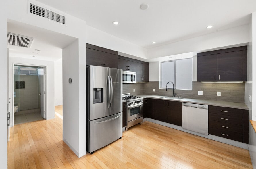 Building Photo - 742 N Hudson Ave