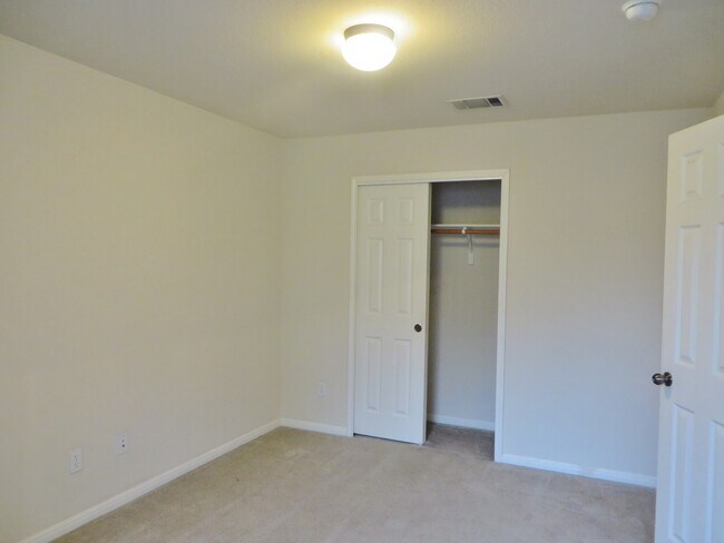 Building Photo - 3 Bedroom 2 Bathroom Villages of Berry Cre...