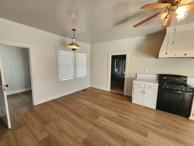 Building Photo - 555 Wallis Ave