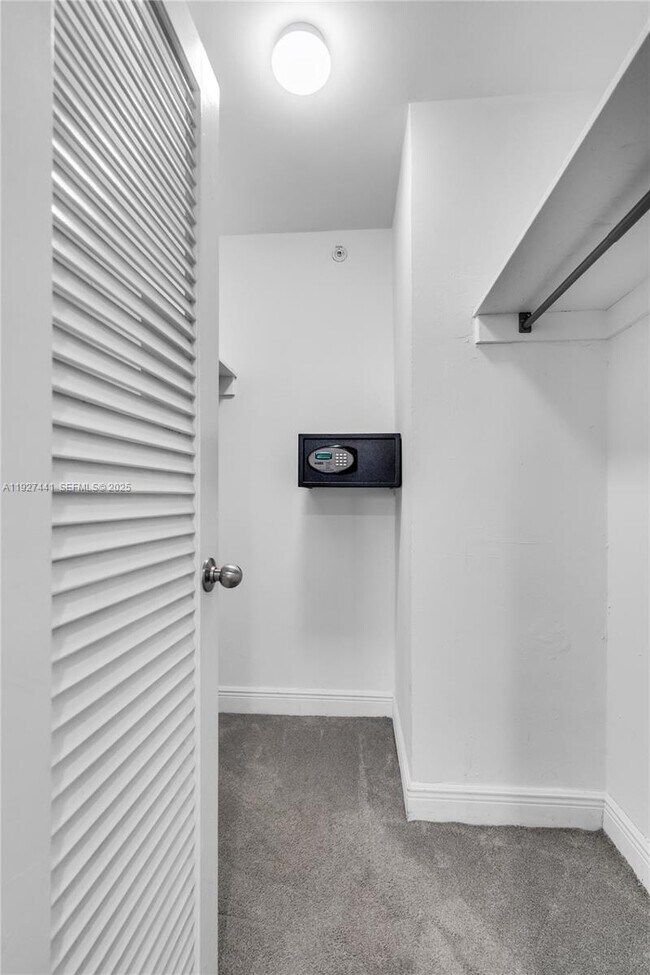 Building Photo - 5101 Collins Ave