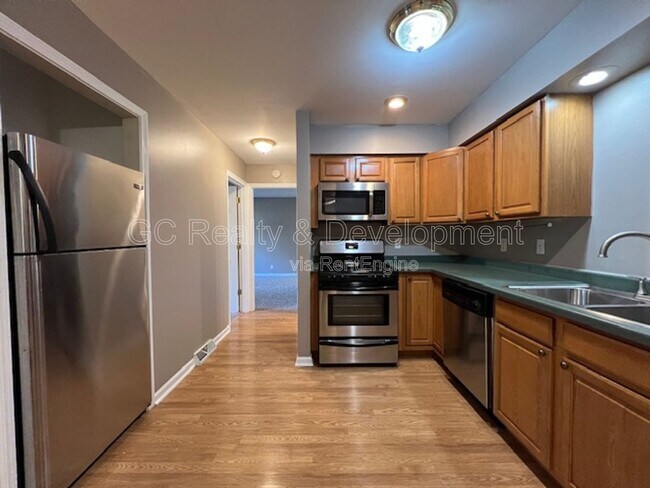 Building Photo - 7 Simpson St