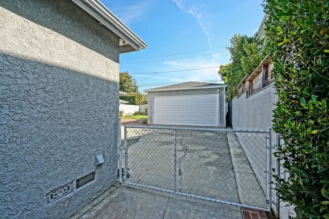 Building Photo - REMODELED, BRIGHT & AIRY 3BR2BA HOME W/ DETACHED GARAGE, CHARMING FRONT PORCH/YARD & HUGE REAR YA...