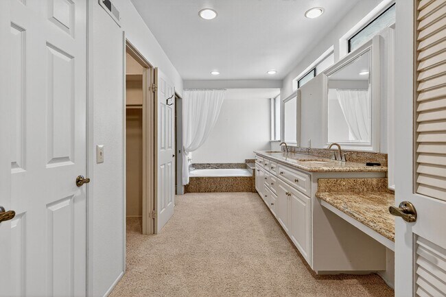 Building Photo - 5BR; 3BA Pool Home with Stunning Views in ...