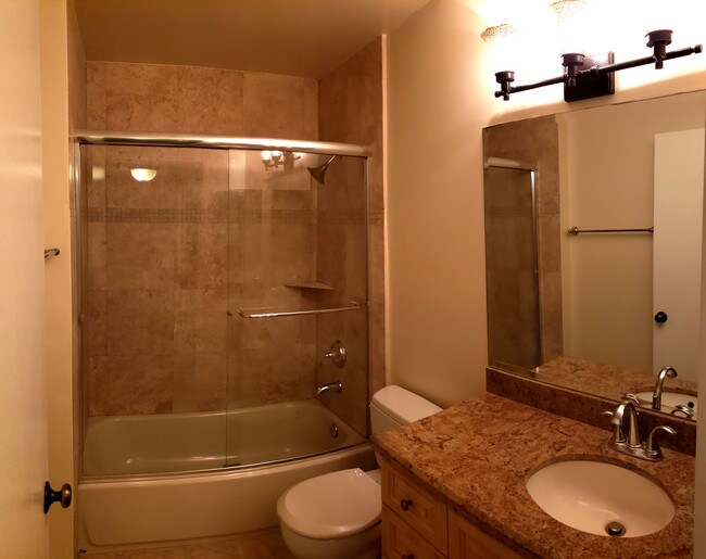 Building Photo - 7131 N Farralone Ave