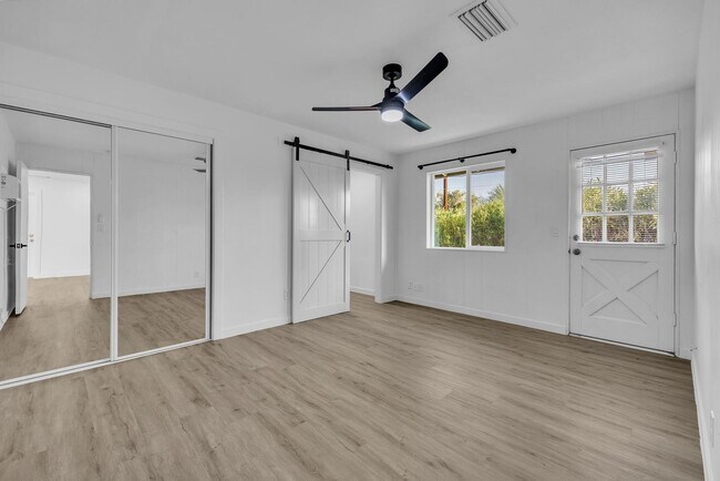 Building Photo - ASU 5 BEDROOM/ 2 BATH WITH POOL!!