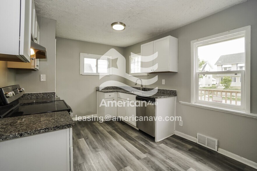 Building Photo - 982 E 14th Ave