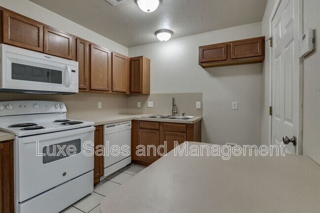 Building Photo - 1736 W Palm Pl