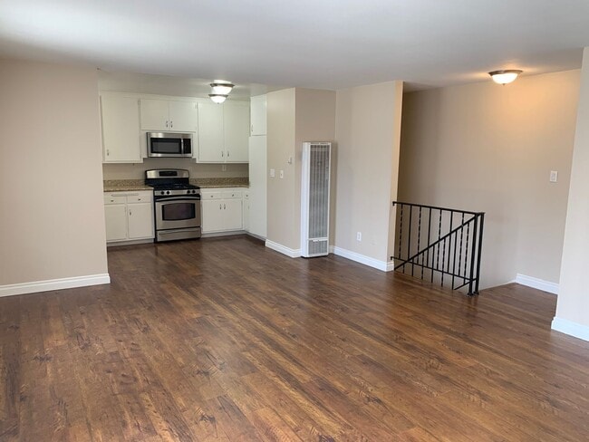 Building Photo - Kahmann Silverstrand Duplex